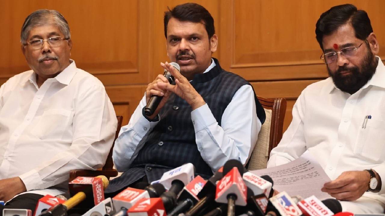 पत्र नाही ग्रंथ दिला, विषय माहीत नाही आणि लक्षवेधीचं पत्र, देवेंद्र फडणवीस यांची धुवांधार बॅटिंग पत्र नाही ग्रंथ दिला, विषय माहीत नाही आणि लक्षवेधीचं पत्र, देवेंद्र फडणवीस यांची धुवांधार बॅटिंग