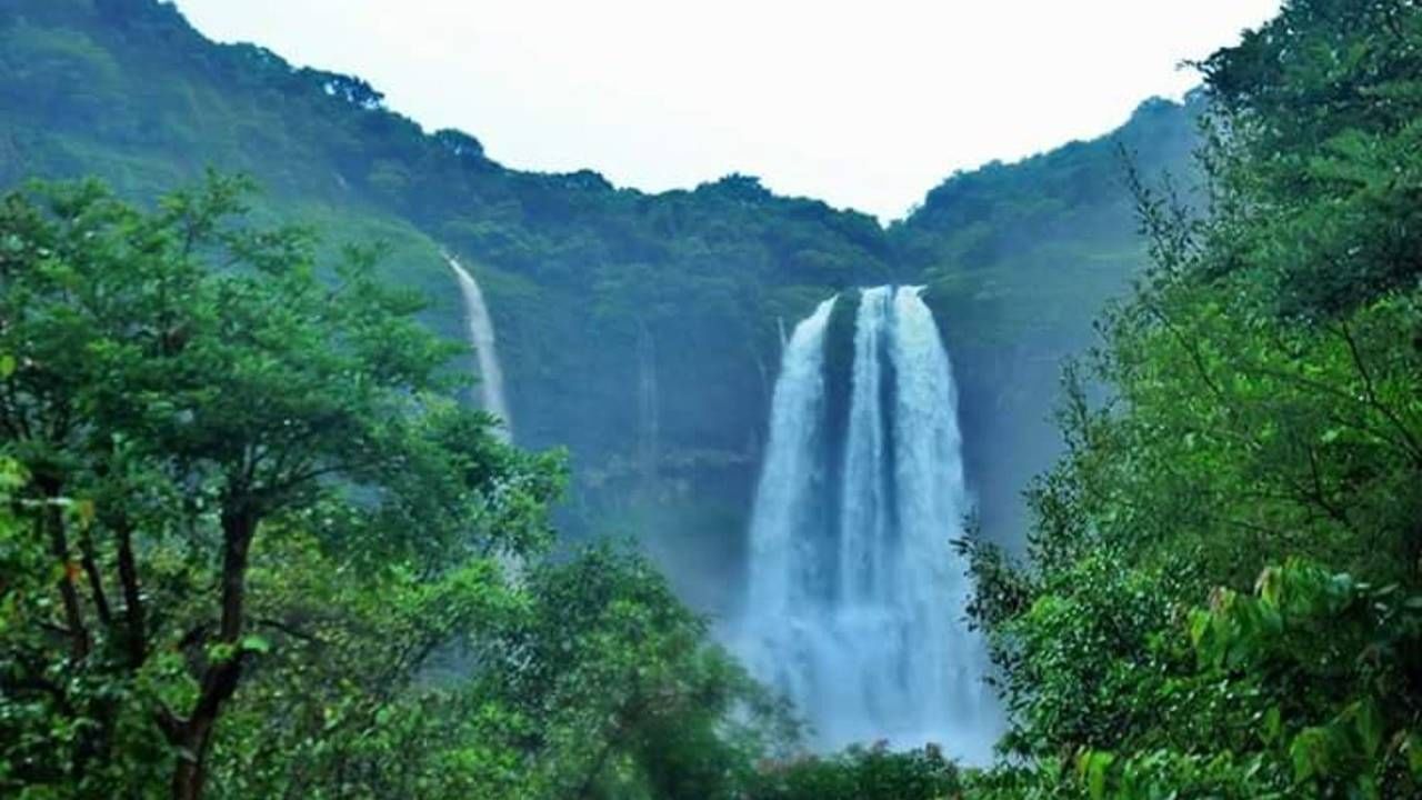 धक्कादायक; मद्य पिऊन जोरदार भांडण; धबधब्याच्या कड्यावरून दरीत कोसळून ...