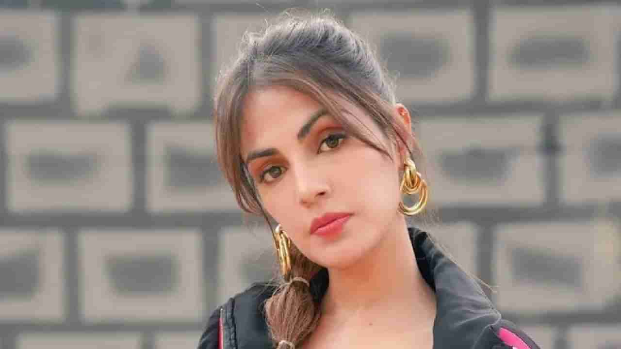 Rhea Chakraborty | सीबीआयबद्दल प्रश्न विचारताच रिया चक्रवर्तीची प्रतिक्रिया पाहण्यासारखी; व्हिडीओ व्हायरल