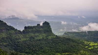 PUNE CRIME NEWS : पायाला ठेच लागली थेट दरीत पडला, मित्रांनी धावपळ केली, पण...