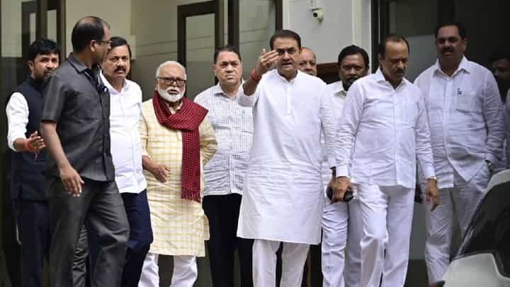 गेलेल आले, भेट घेतली, मागणी ही केली, मात्र पवार यांनी थेट दंडच थोपटले, मौन सोडत म्हणाले, ‘आपल्याला संघर्ष’ गेलेल आले, भेट घेतली, मागणी ही केली, मात्र पवार यांनी थेट दंडच थोपटले, मौन सोडत म्हणाले, ‘आपल्याला संघर्ष’