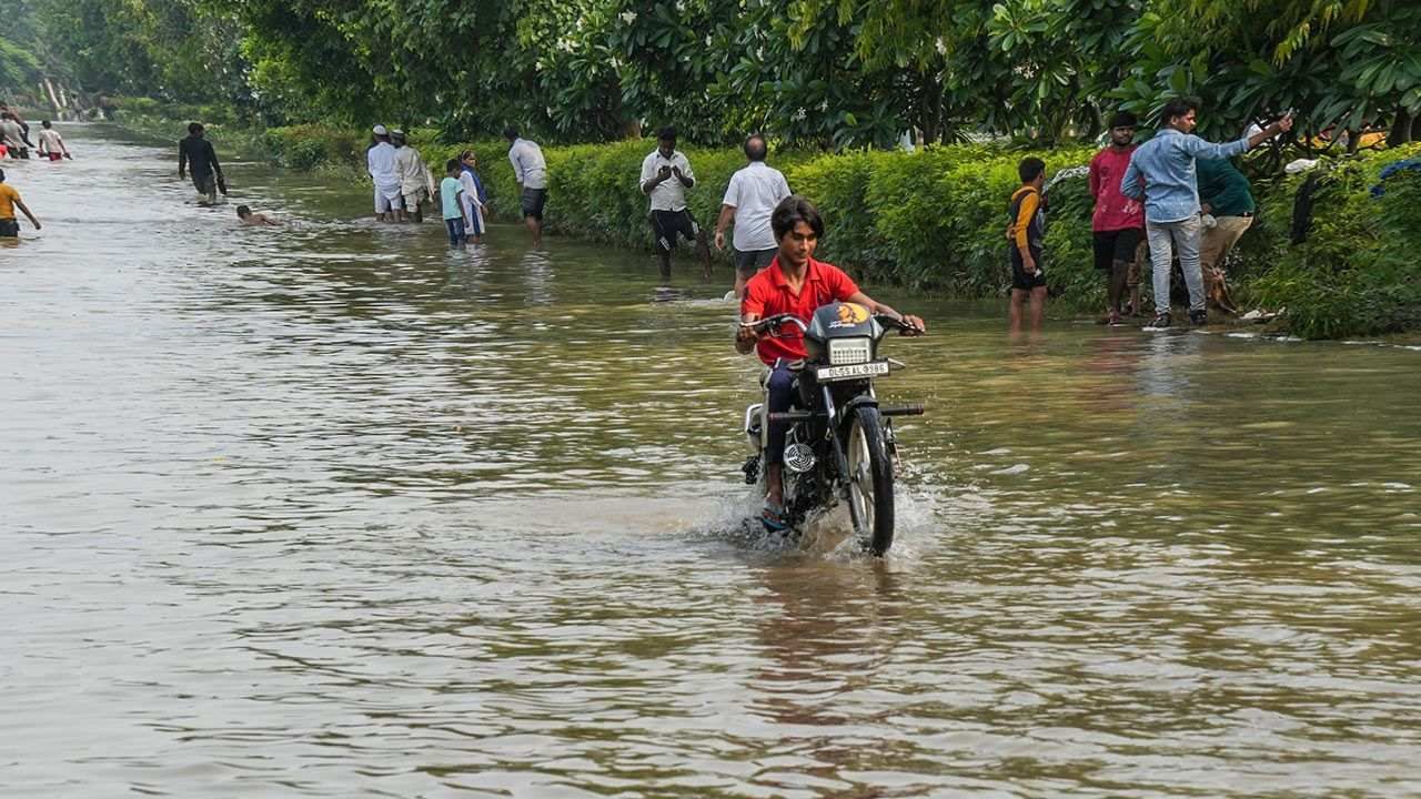 आता मात्र दिल्लीच्या काही भागातील पाणी ओसरायला सुरुवात झाली आहे. पाणी पातळीत घट होताना दिसत आहे. 