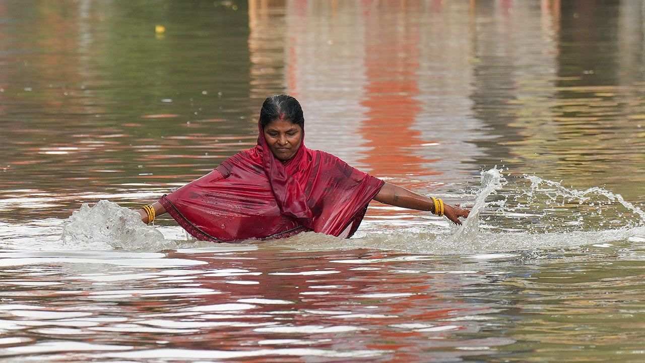 राजधानी दिल्लीत मागच्या काही दिवसांपासून ठिकाठिकाणी पाणी साचल्याचं पाहायला मिळालं. यमुना नदीच्या पाणी पातळीत वाढ झाल्याने पूराची परिस्थिती राजधानी दिल्लीत होती. 