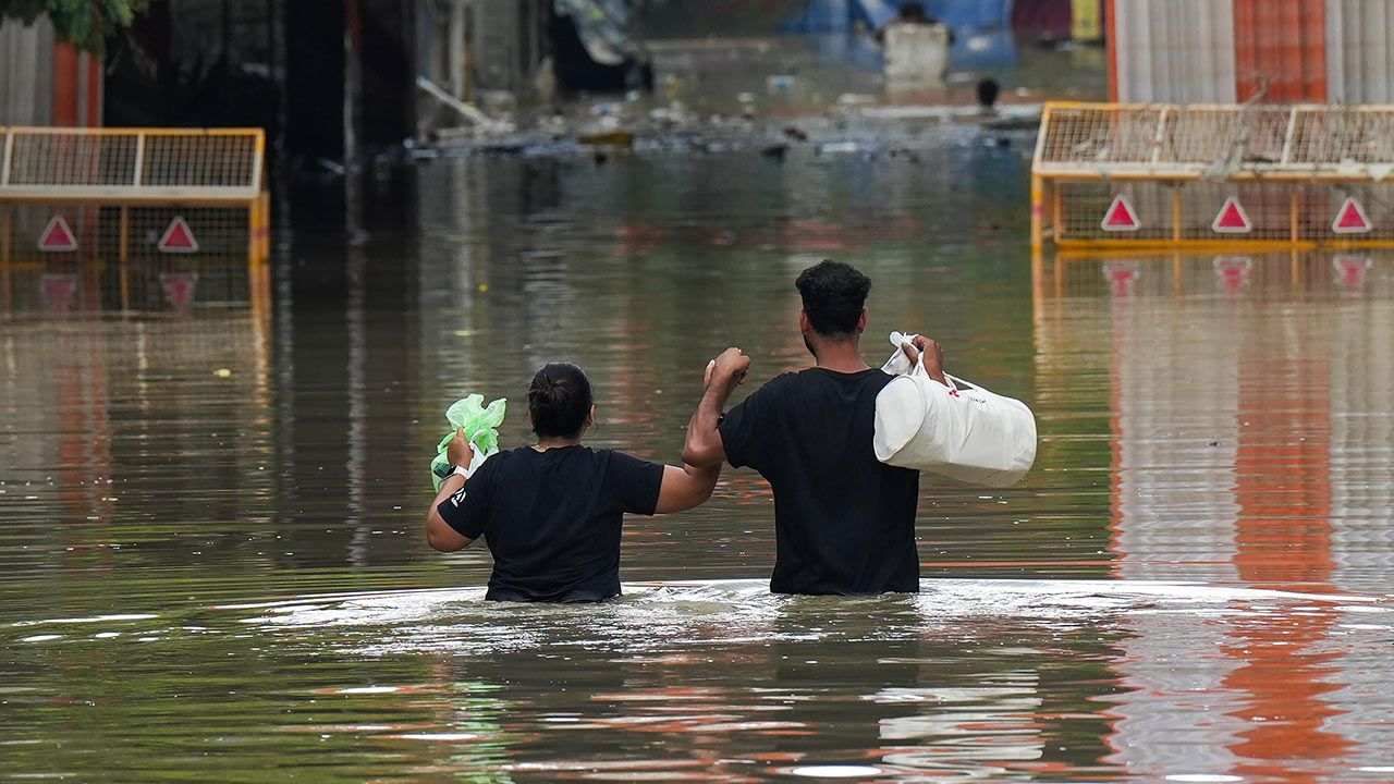 तर तिकडे दिल्लीतील हथिनीकुंड बैराज भागातील पाणी पातळी वाढताना दिसतेय. त्यामुळे याभागातील नागरिकांना सतर्क राहण्याच्या सूचना देण्यात आल्या आहेत. 