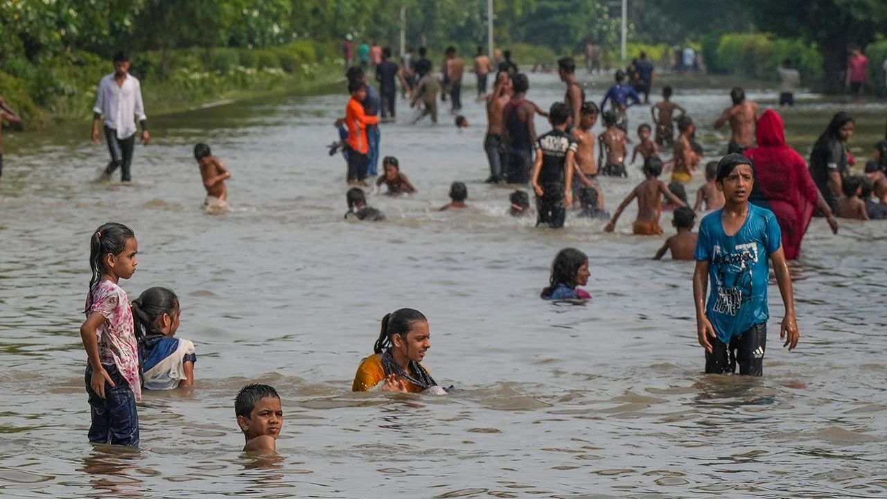 पाणी जरी ओसरत असेल तरी आज दुपारनंतर राजधानी दिल्लीत मुसळधार पावसाची शक्यता आहे. 