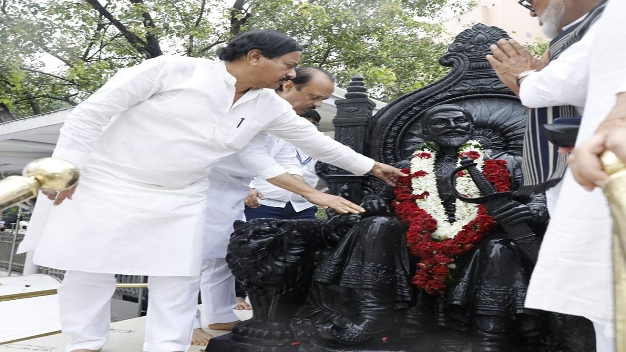 यावेळी ज्येष्ठ मंत्री छगन भुजबळ, मंत्री धनंजय मुंडे, खासदार सुनील तटकरे, मंत्री दिलीप वळसे पाटील, मंत्री हसन मुश्रीफ, मंत्री सुनील बनसोडे, मंत्री अनिल पाटील यांच्यासह सहकारी आमदार उपस्थित होते.