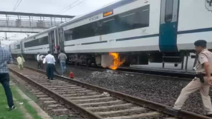 the burning train! भोपाळहून नवी दिल्लीला जाणाऱ्या वंदे भारतला आग the burning train! भोपाळहून नवी दिल्लीला जाणाऱ्या वंदे भारतला आग