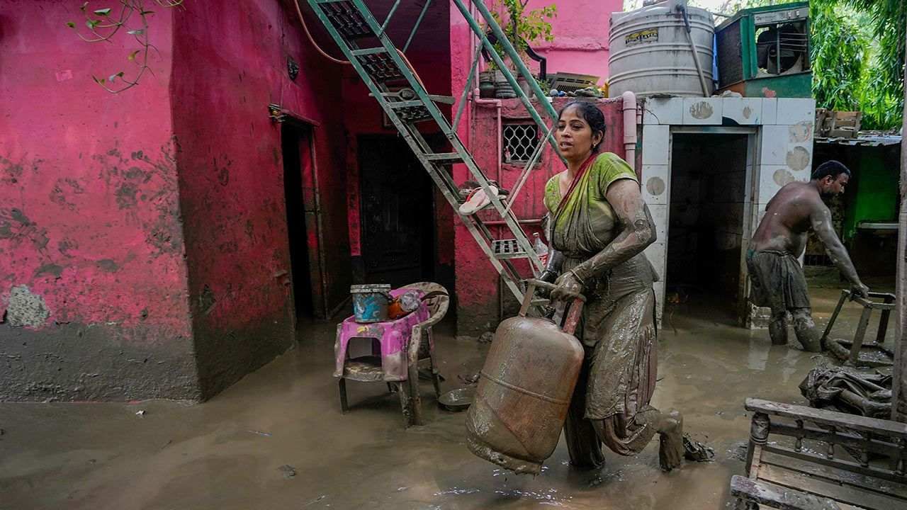 पाणी जरी ओसरत असलं तरी काही भागात गाळ साचलेला दिसतोय. यातून रोगराई पसरण्याची भीती व्यक्त होत आहे. त्यामुळे आरोग्याची काळजी घेण्याच्या सूचना प्रश्नसनाकडून देण्यात आल्या आहेत. 