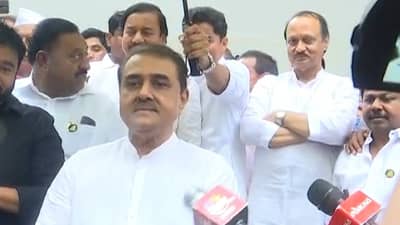 राष्ट्रवादीचे बंडखोर शरद पवार यांना भेटले, तासभर चर्चा; काय घडलं भेटीत?