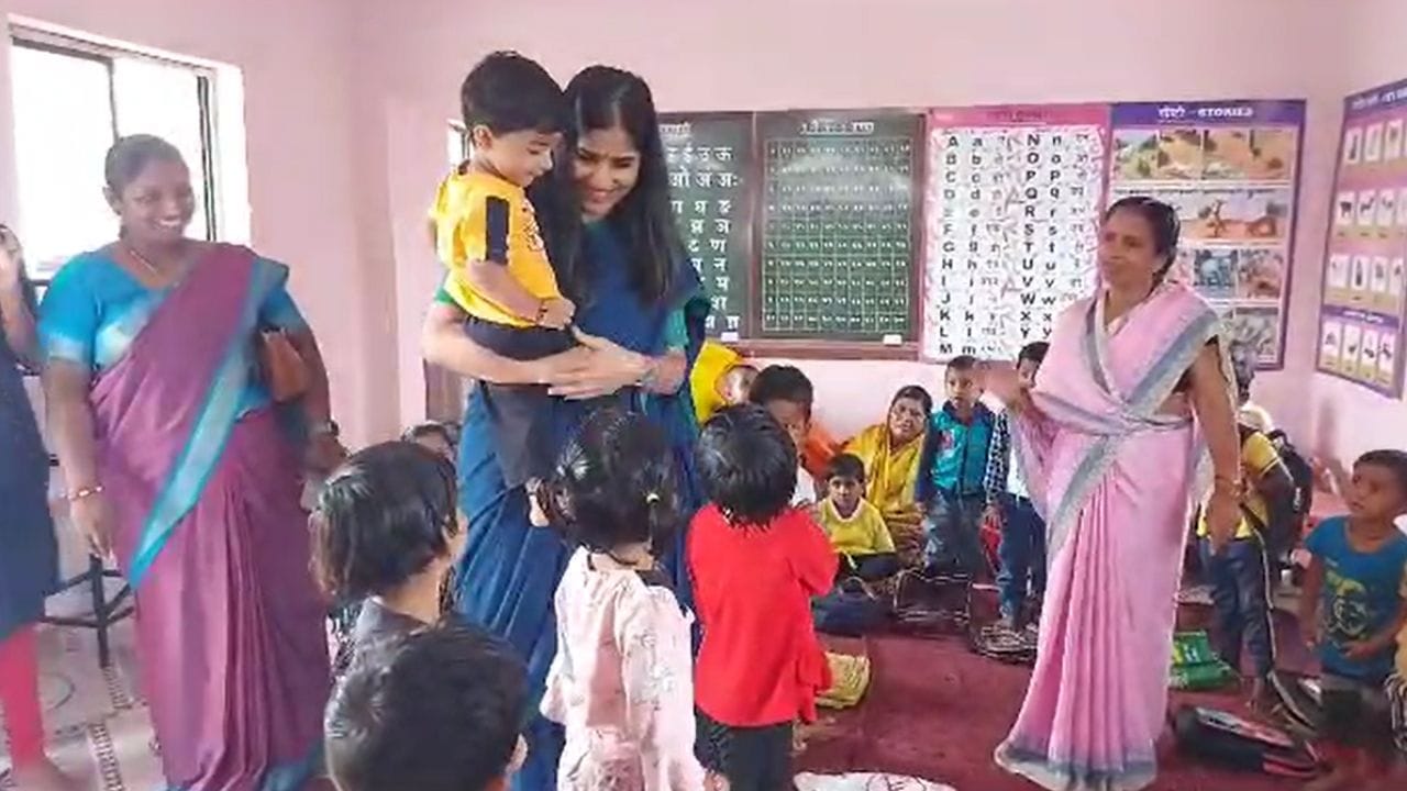 जालना ZP CEO वर्षा मीना यांनी आपल्या मुलाचं सरकारी अंगणावाडीत नाव टाकलं, सर्वांसाठी आदर्श जालना ZP CEO वर्षा मीना यांनी आपल्या मुलाचं सरकारी अंगणावाडीत नाव टाकलं, सर्वांसाठी आदर्श