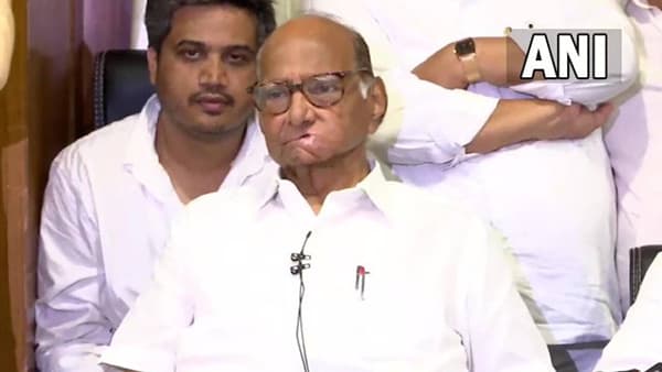 अनेकांना झटका! शरद पवार बेंगळुरूला रवाना; विरोधकांच्या बैठकीला लावणार हजेरी