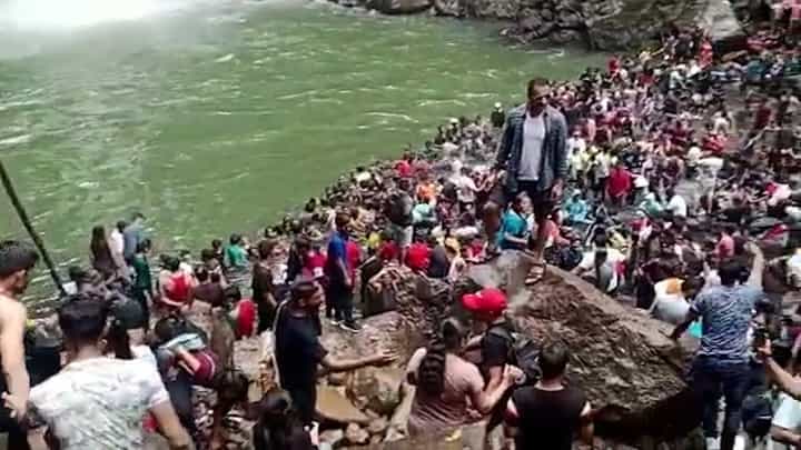 शासनाच्या नियमांची सरपंच व ग्रामस्थांकडून पायमल्ली; धबधब्यावर पर्यटकांची अफाट गर्दी; संचारबंदी असतानाही पर्यटकांची लूट? शासनाच्या नियमांची सरपंच व ग्रामस्थांकडून पायमल्ली; धबधब्यावर पर्यटकांची अफाट गर्दी; संचारबंदी असतानाही पर्यटकांची लूट?