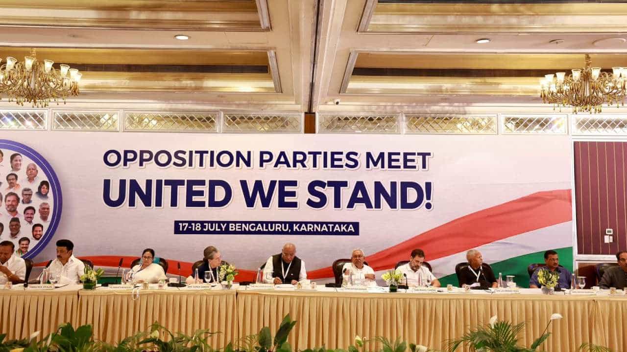 कर्नाटकातील बंगळुरुमध्ये विरोधी पक्षांची बैठक होत आहे. या बैठकीला देशातील विरोधी पक्षांचे प्रमुख नेते उपस्थित आहेत.