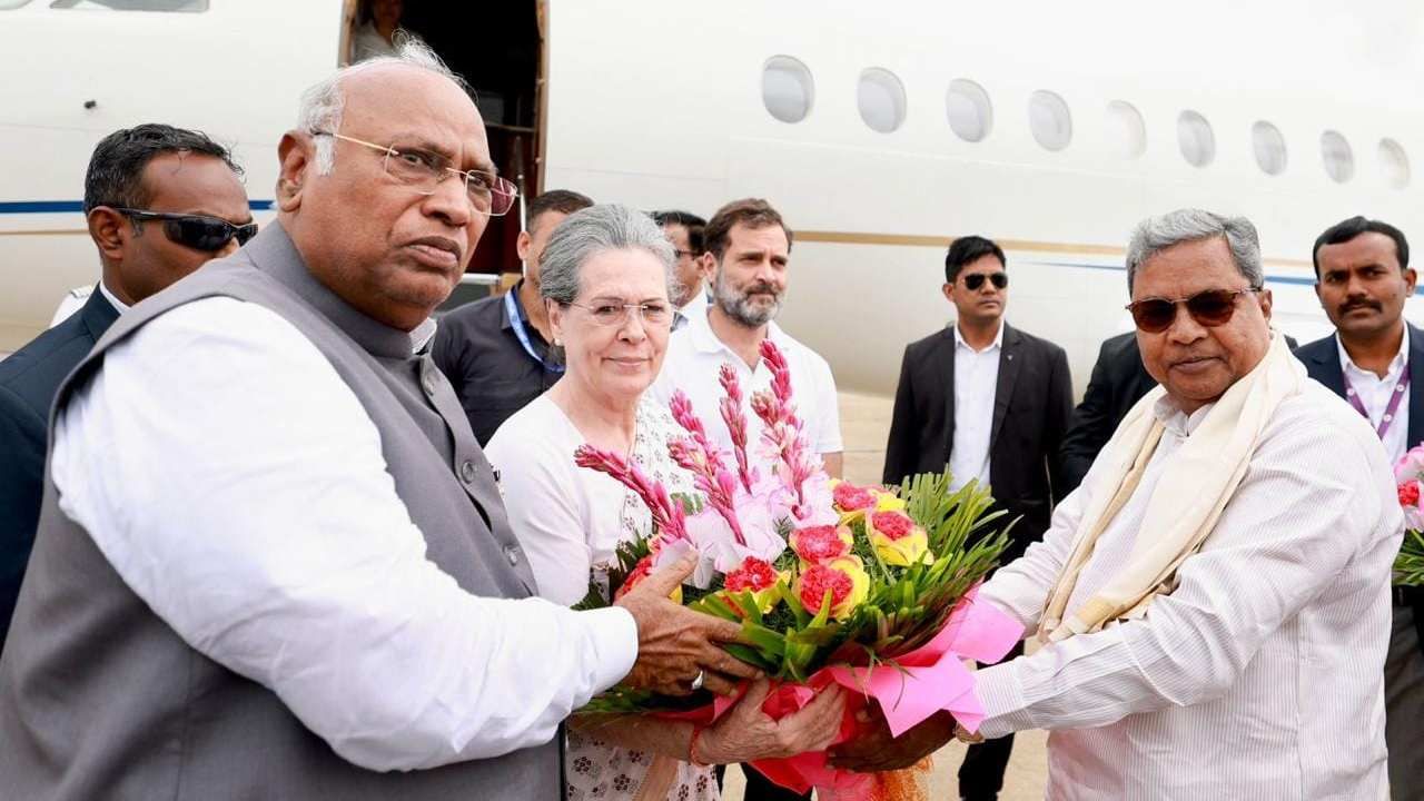 सोनिया गांधी आणि काँग्रेस अध्यक्ष मल्लिकार्जुन खर्गे दाखल झाले तेव्हा कर्नाटकचे मुख्यमंत्री सिद्धरामय्या यांनी स्वागत केलं. 