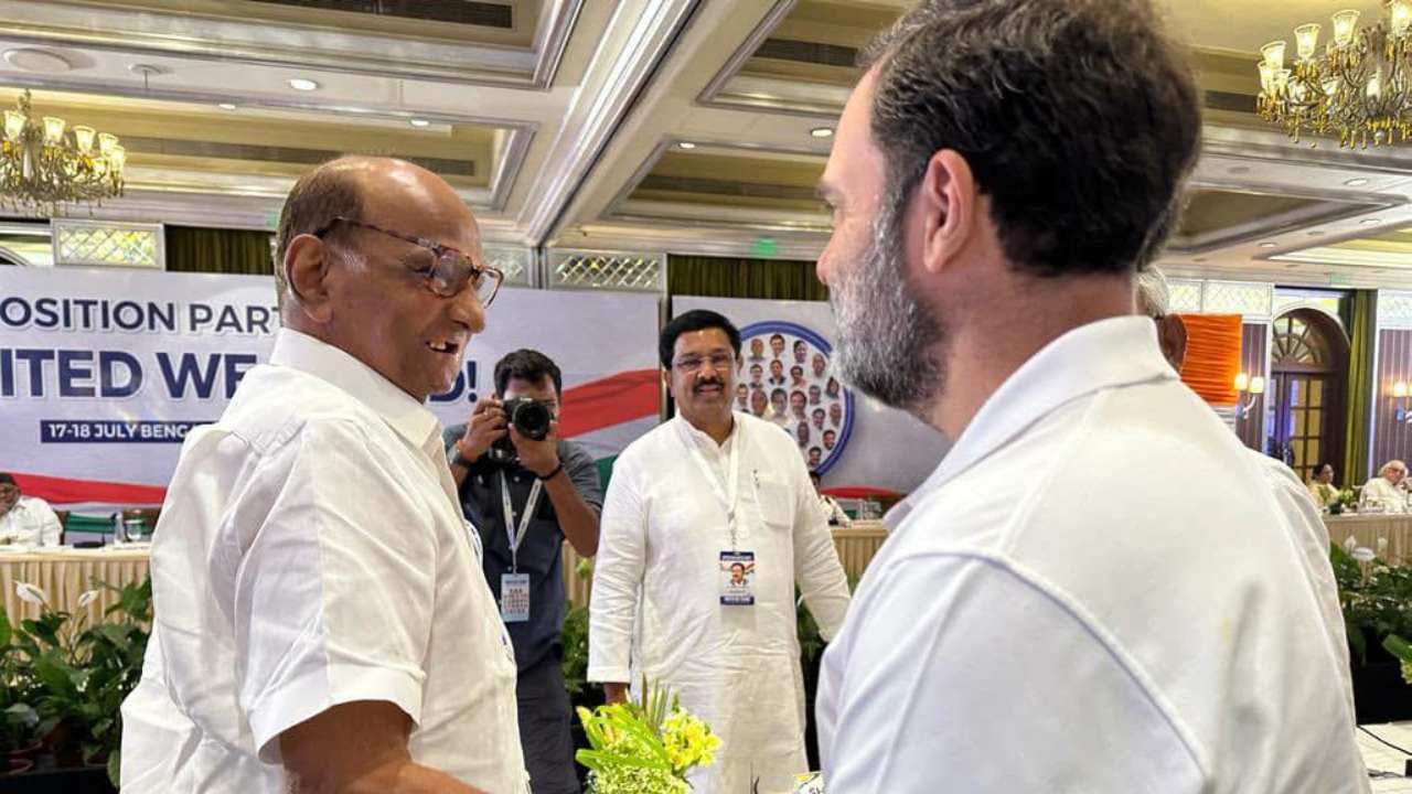 काँग्रेस नेते राहुल गांधी यांचीही त्यांनी भेट घेतली. 