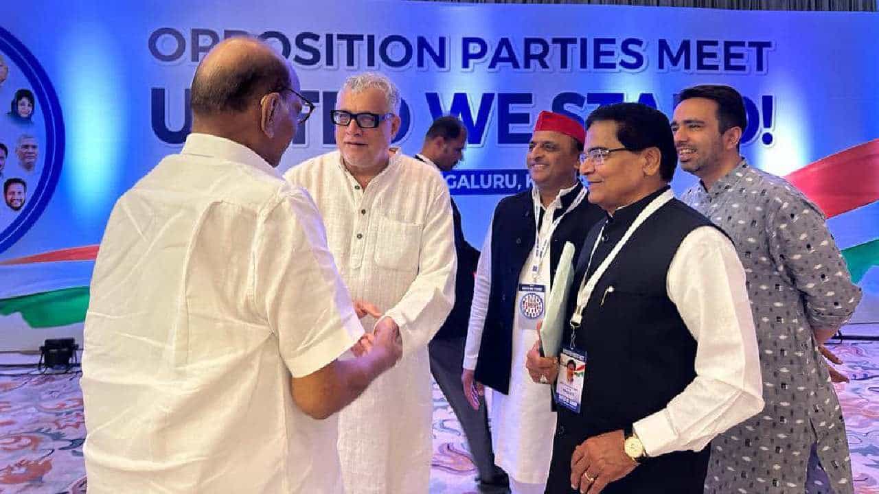 विरोधी पक्षांच्या अर्थात UPA च्या बैठकीला शरद पवार उपस्थित आहेत. यावेळी देशातील प्रमुख पक्षांच्या नेत्यांशी त्यांनी त्यांनी चर्चा केली. याचे फोटो त्यांनी सोशल मीडियावर शेअर केले आहेत.
