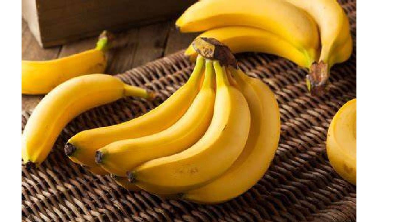 केळीमध्ये अँटीऑक्सिडंट्स आणि व्हिटॅमिन सी असतात, जे मुक्त रॅडिकल्सशी लढण्यास मदत करते आणि त्वचेचे नुकसान होण्यापासून संरक्षण करते. त्यामध्ये मॅंगनीज देखील असते, जे कोलेजन उत्पादनात मदत करते, निरोगी आणि तरुण दिसणाऱ्या त्वचेला प्रोत्साहित करते.