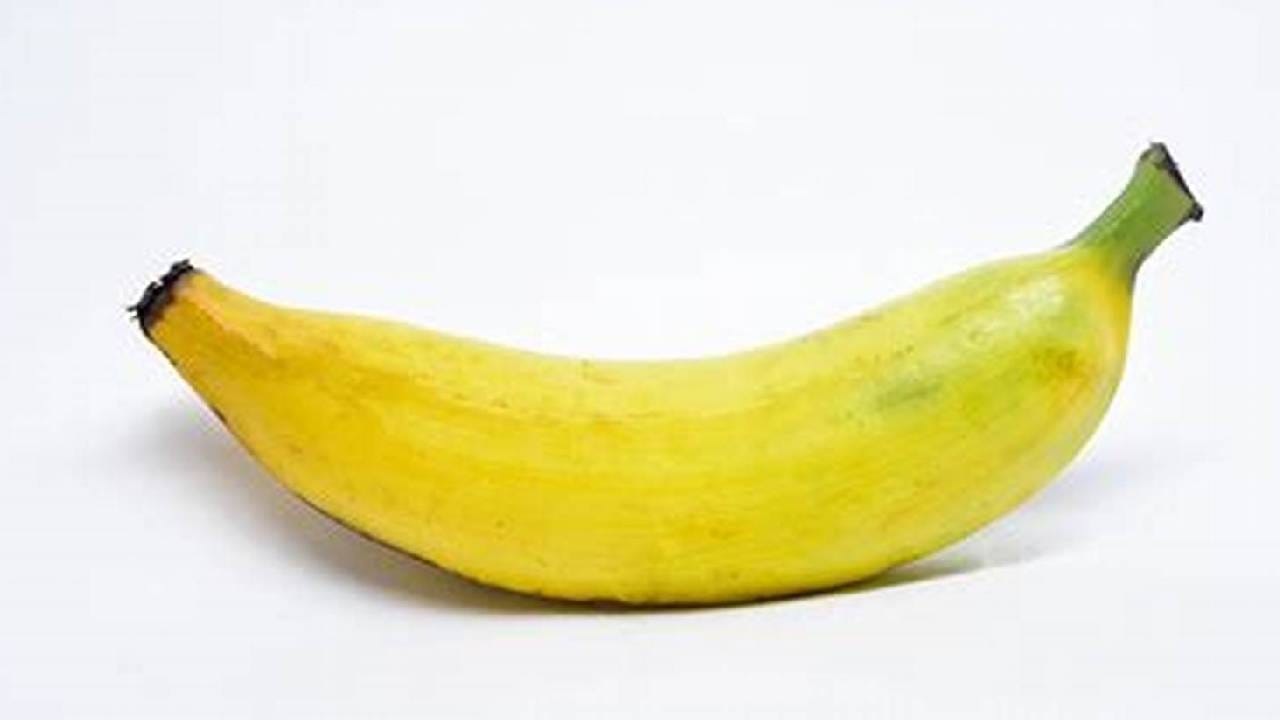 केळी नैसर्गिक साखर (फ्रुक्टोज, ग्लूकोज आणि सुक्रोज) आणि कार्बोहायड्रेट्सचा एक चांगला स्रोत आहे, जे त्वरित आणि टिकाऊ ऊर्जा प्रदान करते, ज्यामुळे प्री-वर्कआउट किंवा मिड-डे स्नॅक्ससाठी ही एक चांगली निवड बनते.