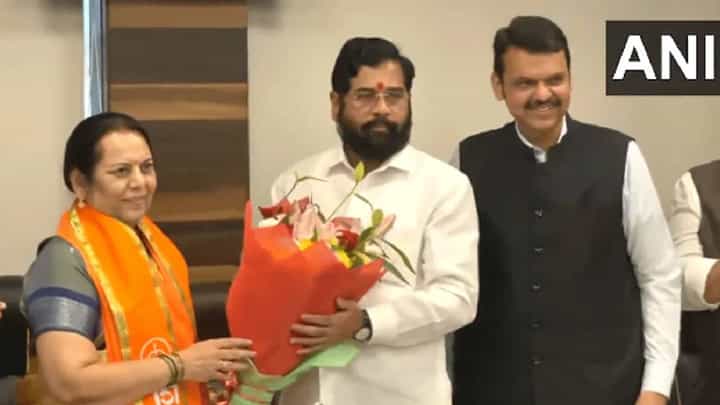 Maharashtra Monsoon Session : अधिवेशनात गोऱ्हे यांच्यावर ठाकरे गटासह विरोधकांचा आक्षेप कायम; फडणवीस म्हणाले... Maharashtra Monsoon Session : अधिवेशनात गोऱ्हे यांच्यावर ठाकरे गटासह विरोधकांचा आक्षेप कायम; फडणवीस म्हणाले...