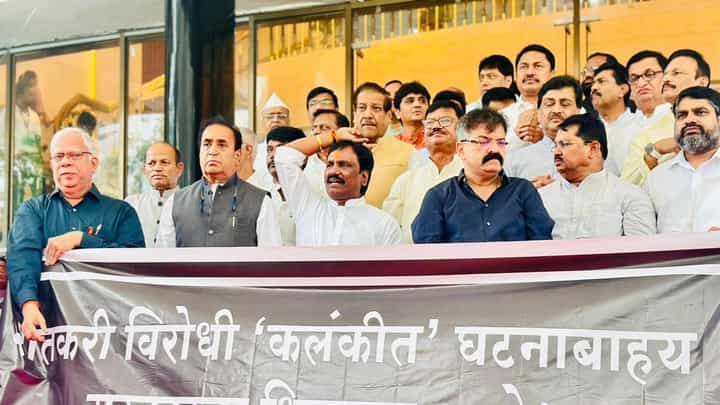 ‘कितीही खोके, बोके करा, पण सरकार स्थिर’; शिवसेना नेत्याची विरोधकांवर खरमरीत टीका ‘कितीही खोके, बोके करा, पण सरकार स्थिर’; शिवसेना नेत्याची विरोधकांवर खरमरीत टीका