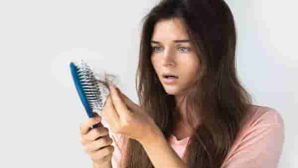 Hair Fall in Rainy Season : पावसाळ्यात होते प्रचंड केसगळती, दिवसभरात तुटू शकतात 300 केस ! या सोप्या उपायांनी करा बचाव