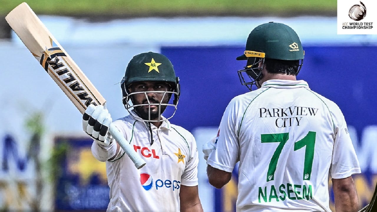 सऊद शकील याने 361 बॉलमध्ये 19 चौकारांच्या मदतीने नाबाद 208 धावा केल्या. सऊदच्या या खेळीच्या जोरावर श्रीलंकेच्या पहिल्या डावातील 312 धावांच्या प्रत्युत्तरात पाकने 461 धावांपर्यंत मजल मारली. पाकने यासह 149 धावांची आघाडी घेतली. तर श्रीलंकेने दुसऱ्या डावात तिसऱ्या दिवसाचा खेळ संपेपर्यंत बिनबाद 14 धावा केल्यात.