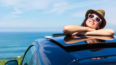 चालत्या कारमध्ये उभे राहण्यासाठी नसते सनरूफ, असा करायचा असतो वापर