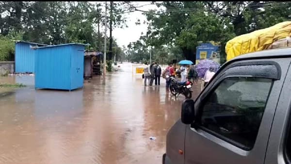 पुरातून महिंद्रा कॅम्पर काढण्याचे धाडस, तीन अभियंते वाहून गेले, त्यानंतर घडली ही थरारक घटना