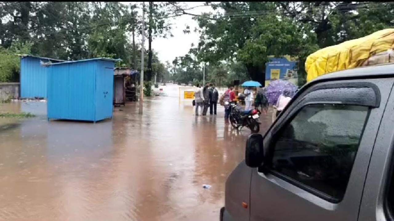 पुरातून महिंद्रा कॅम्पर काढण्याचे धाडस, तीन अभियंते वाहून गेले, त्यानंतर घडली ही थरारक घटना पुरातून महिंद्रा कॅम्पर काढण्याचे धाडस, तीन अभियंते वाहून गेले, त्यानंतर घडली ही थरारक घटना