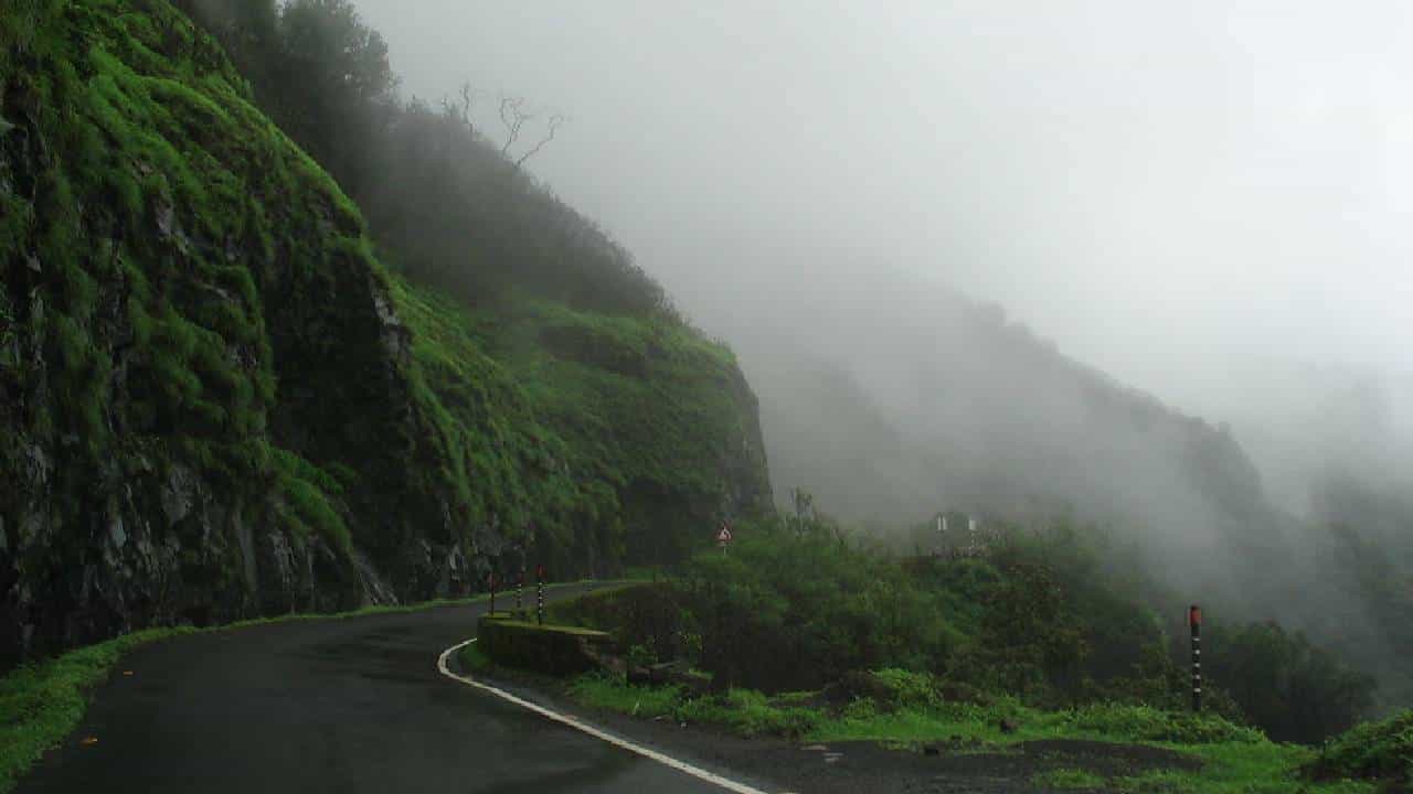 आंबेनळी घाटात वाहतुकीला ब्रेक; घाटातून प्रवास न करण्याचे तहसीलदारांचे आवाहन, कारण काय?