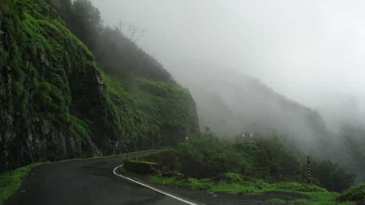 आंबेनळी घाटात वाहतुकीला ब्रेक; घाटातून प्रवास न करण्याचे तहसीलदारांचे आवाहन, कारण काय? आंबेनळी घाटात वाहतुकीला ब्रेक; घाटातून प्रवास न करण्याचे तहसीलदारांचे आवाहन, कारण काय?