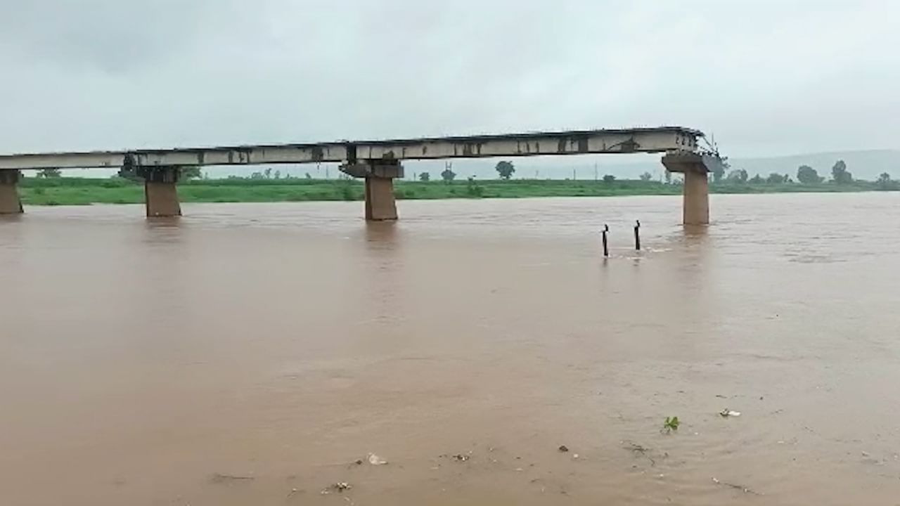 कोल्हापूर शहर आणि जिल्ह्यामध्ये धुवाँधार पाऊस, पंचगंगा नदीच्या पाणीपातळीत वाढ, अनेक बंधारे ही पाण्याखाली