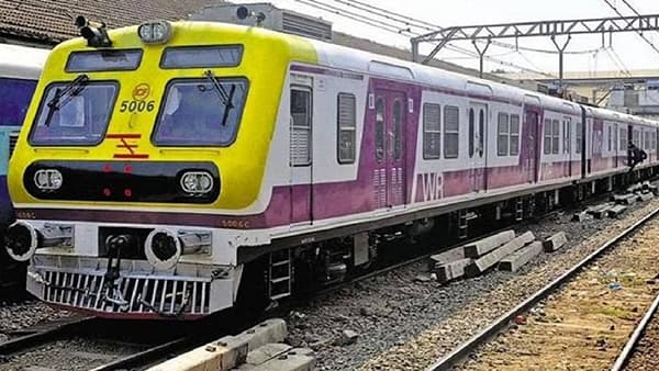 मुंबईत पावसाची जोरदार बॅटिंग; मध्य आणि पश्चिम रेल्वे उशीरा