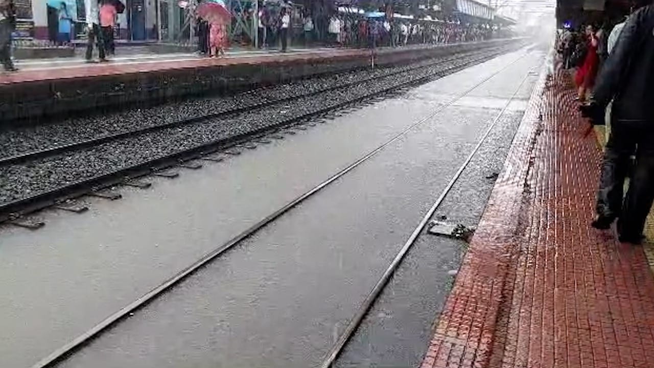 अंबरनाथ, बदलापूर शहरात गेल्या दोन दिवसांपासून मुसळधार पाऊस सुरू आहे.