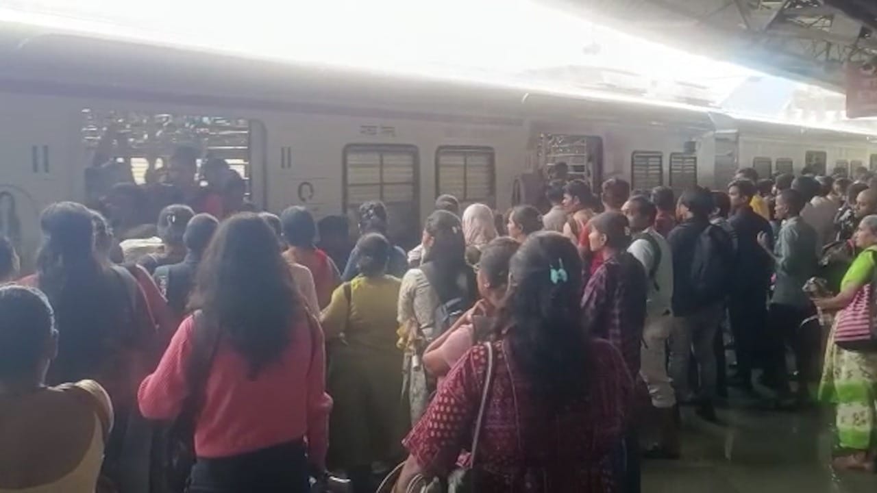 सध्या मुंबईच्या दिशेने एकही लोकल सुटत नसल्याने रेल्वे स्थानकावर प्रवाशांची मोठी गर्दी आहे.