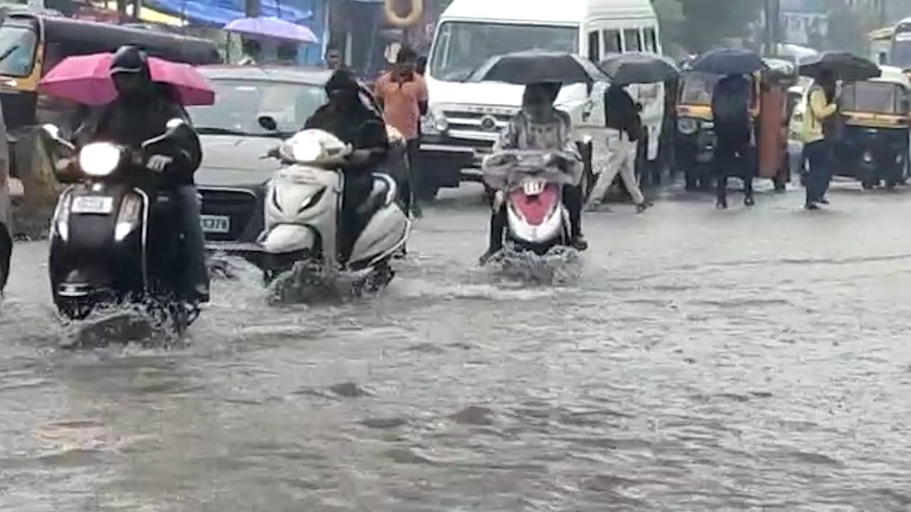पावसामुळे कल्याणमधील रस्ते पाण्याखाली गेले आहेत.