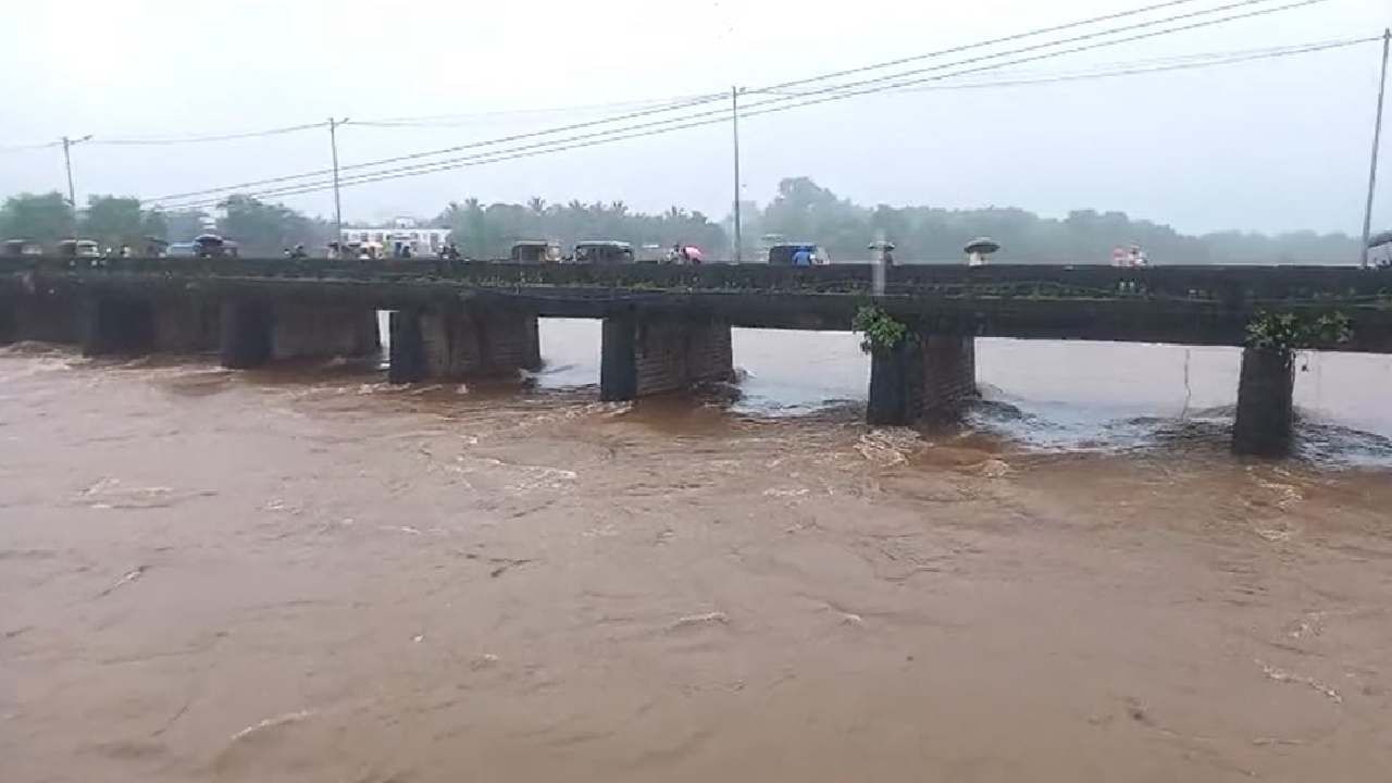 मुसळधार पावसामुळे वालधुनी नदीला मोठा पूर आला आहे.