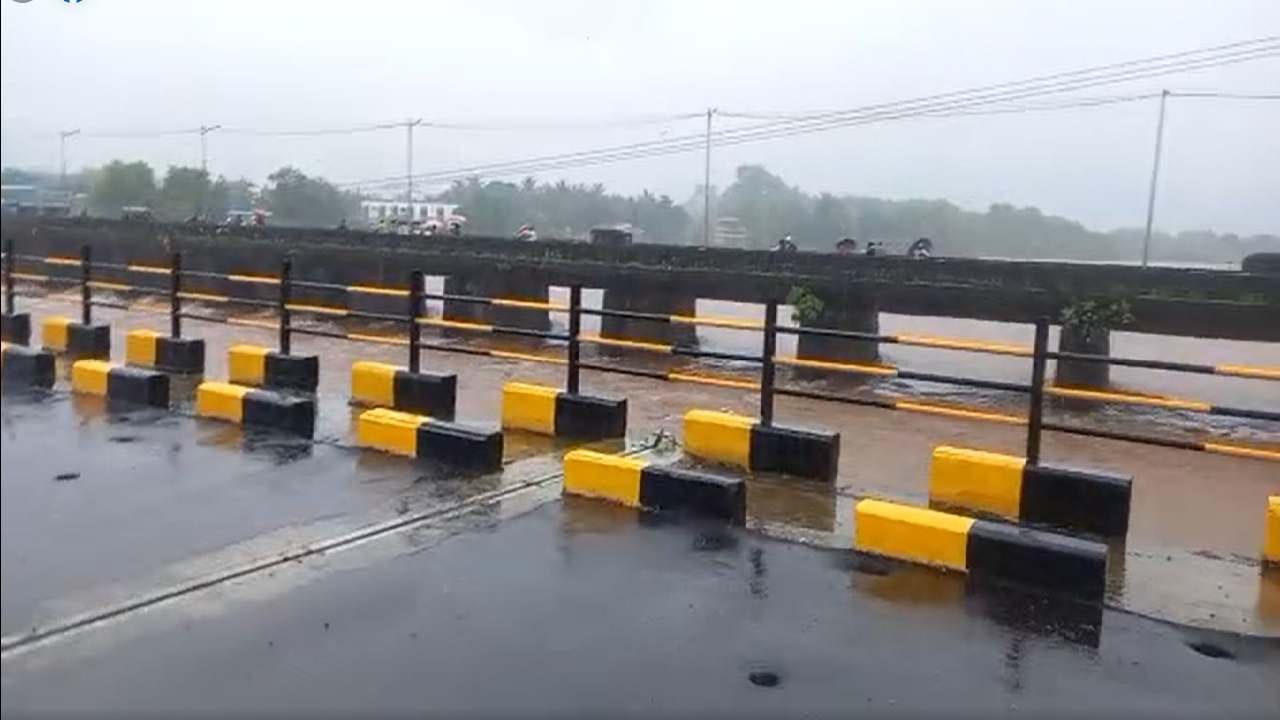 पावसामुळे प्राचीन शिवमंदिरात जाणाऱ्या पुलाचे रेलिंग्ज तुटून वाहू गेले आहेत.