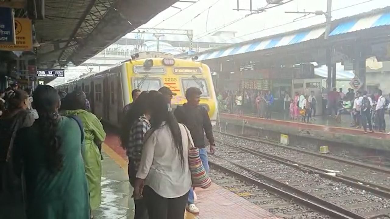 बदलापूर आणि अंबरनाथ स्थानकादरम्यान मुसळधार पावसामुळे रेल्वे रुळांवर पाणी साचल्याने मध्य रेल्वे ठप्प झाली आहे.