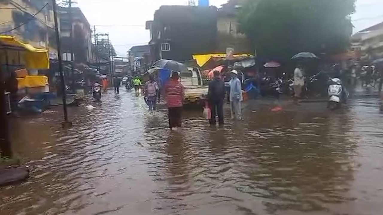 सतत कोसळणाऱ्या पावसामुळे चिपळूण शहरातील सखल भागात पाणी साचलं आहे. 