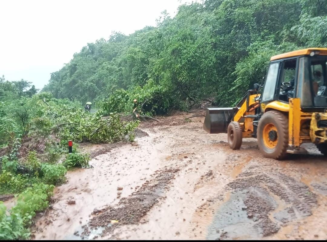 पावसामुळे कुंभार्ली घाटात दरड कोसळली असून दरड काढण्याचे काम  सुरू आहे.