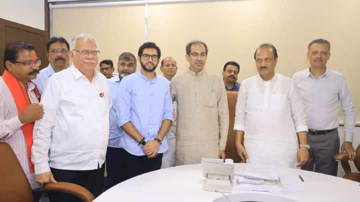 राष्ट्रवादीतील बंडानंतर पहिल्यांदाच उद्धव ठाकरे यांनी घेतली अजित पवार यांची भेट, राजकीय चर्चांना उधाण! राष्ट्रवादीतील बंडानंतर पहिल्यांदाच उद्धव ठाकरे यांनी घेतली अजित पवार यांची भेट, राजकीय चर्चांना उधाण!
