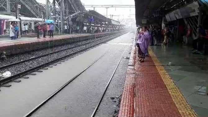 Rain Update : बदलापूर अंबरनाथमधील रेल्वे रुळ पाण्याखाली, नेमकी काय स्थिती आहे जाणून घ्या
