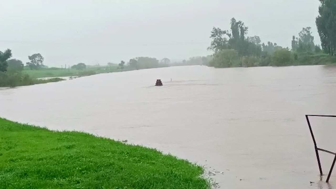 कुठे गाड्या पाण्यात, तर कुठे पुरजन्य परिस्थिती; पावसाचं रौद्ररूप दाखवणारे सहा व्हीडिओ...