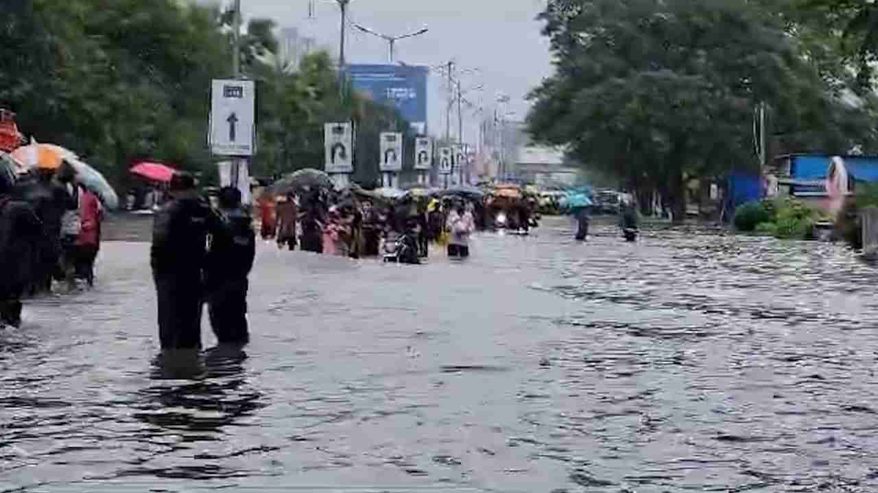 Rain Video : भिवंडीतही मुसळधार पावसाचा फटका, नागरिक गुडघाभर पाण्यातून काढताहेत वाट