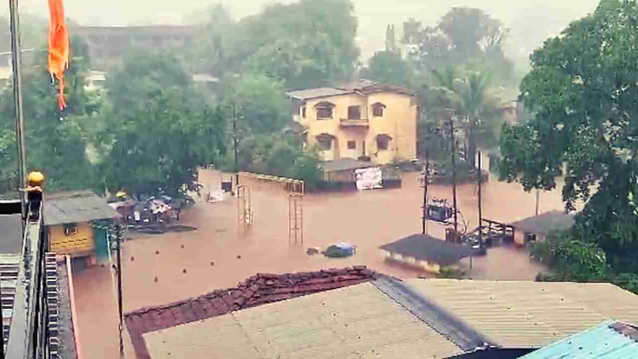 Maharashtra Rain Update : महाराष्ट्रामधील रायगड जिल्ह्यातील हे गाव पाण्याखाली, 4-5 फुटांवर पाणी!