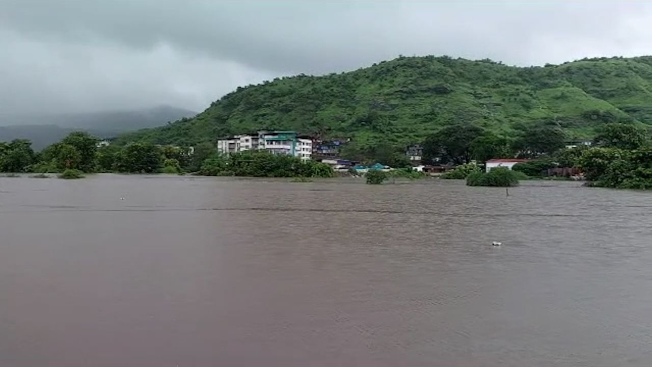 नदीच्या शेजारी असलेल्या आपटा गावात पाणी शिरलं असून, रस्त्यांना नदीचे स्वरुप आले आहे.