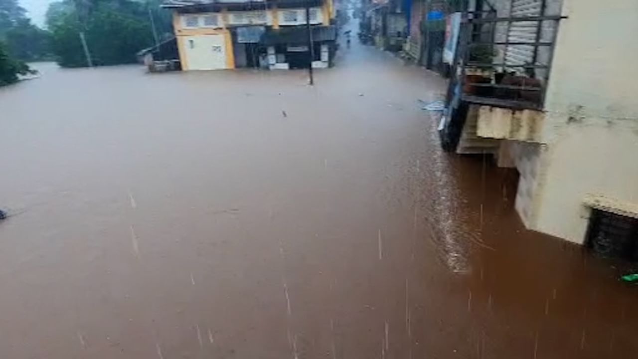 दोन दिवसांपासून गावात पुराचं पाणी शिरल्याने गावातील जनजीवन विस्कळीत आहे.