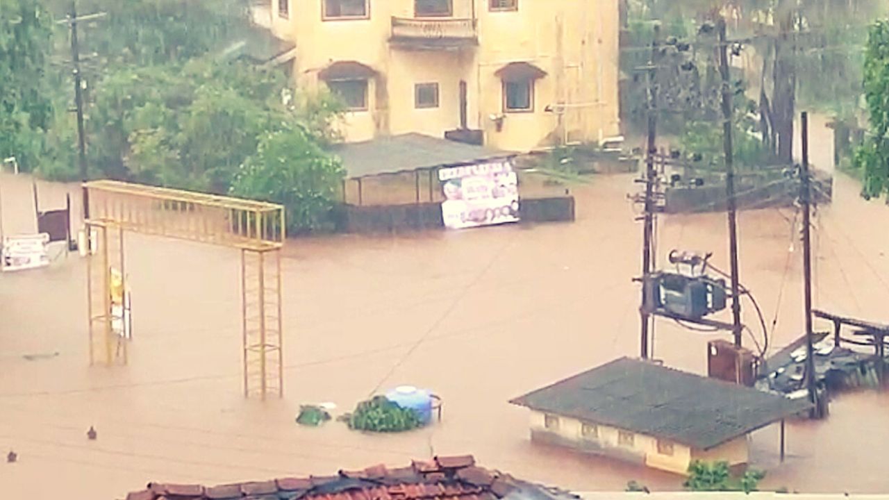 रायगड जिल्ह्यामधील आपटा हे गाव पाण्याखाली गेलेलं असून पाताळगंगा नदीला पूर आला आहे.