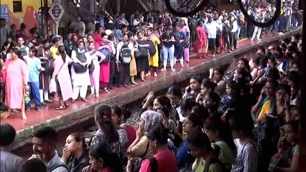 Mumbai Rain | दादर, भायखळा, ठाणे रेल्वे स्थानकांवर तुफान गर्दी, मुख्यमंत्र्यांनी सूत्रे हलवली